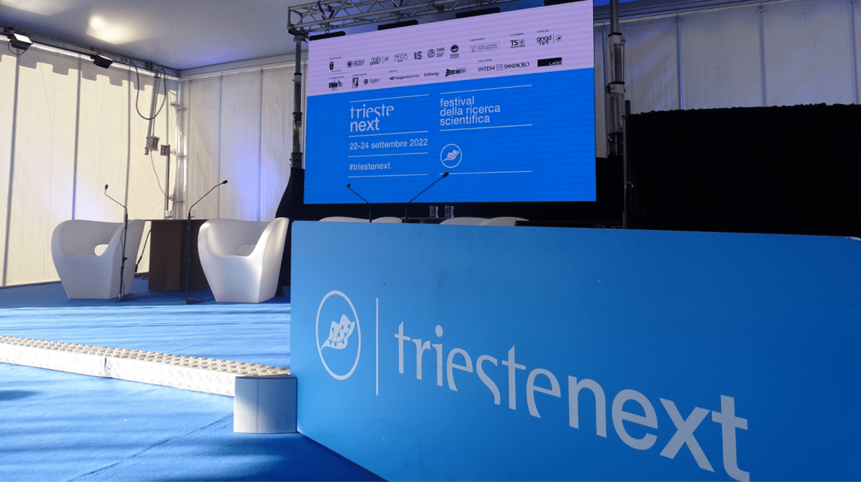 Trieste Next-stand